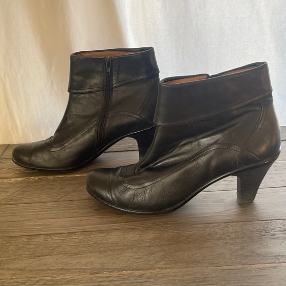Sofft Black Leather Side Zip Ankle Booties Women's Size 8.5 - Picture 2 of 12